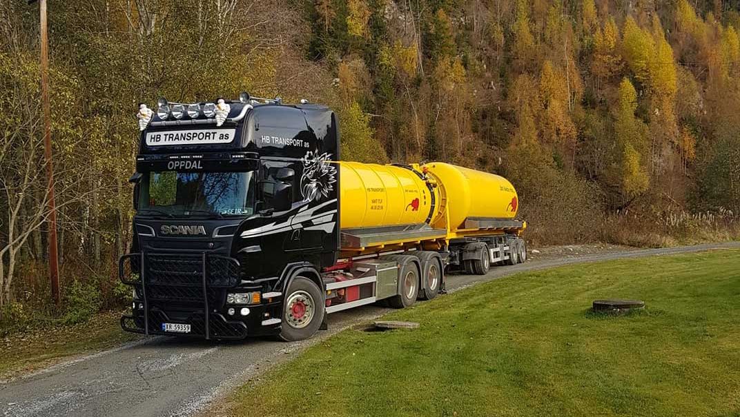Lastebil med to gule septiktanker